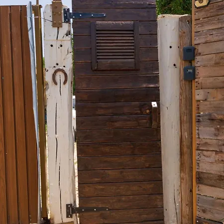 Jabuti Autocaravana Con Porche Y Aparcamiento Kemping