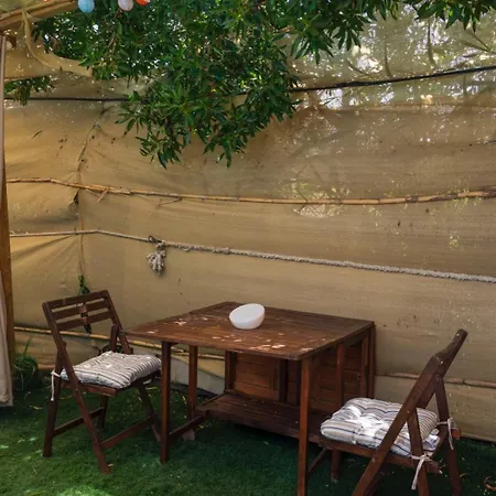 Jabuti Autocaravana Con Porche Y Aparcamiento Camping